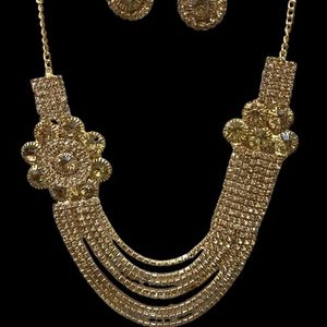 Beautiful Gold Stud Jewellery Set With Earings