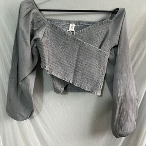 Puffed sleeve top with tag