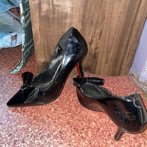 Gloss Black bow-tie Pump Heel