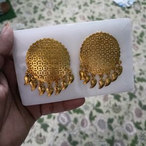 Golden Earrings For All Festive Wear