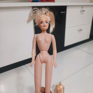 barbies With 8 Clothes N Shoes