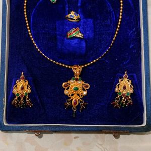 Gold Jewellery Set With 4 Rings