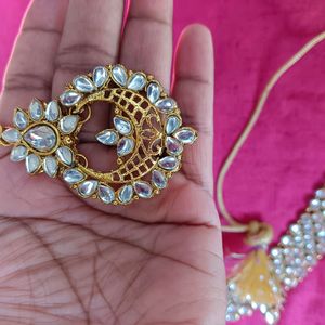 Beautiful Kundan Necklace With Mangtika