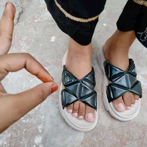 Relaxed Graceful Women Flipflops & Slippers