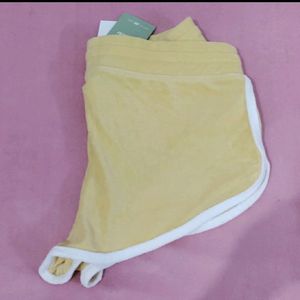 H&M Yellow velour shorts 😍New with tag no coins/swap❌