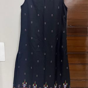 Women Black Kurta With Detachable Cape