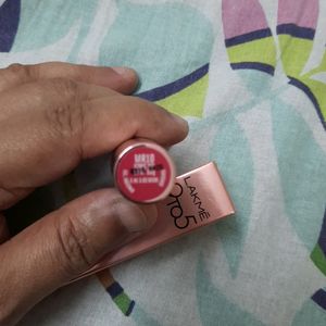 9 To 5 Lakme Iconic Red MR10 shade