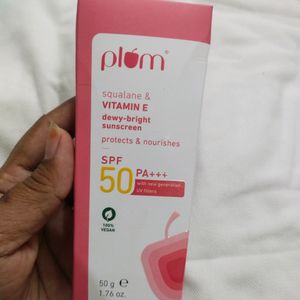 Plum Vitamin E Dewy Sunscreen Spf 50++