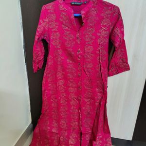 Avaasa Pinki Kurta With Gold Foiling