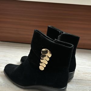 Women Black Velvet Winterwear Boots