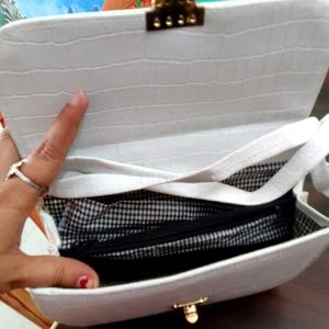 Women seling Bag