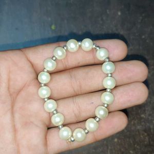 Beautiful Pearl Bracelet With Aesthetic Design