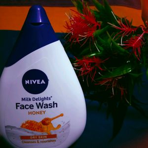 NIVEA Milk Delights Moisturizing Face Wash