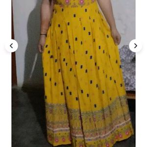 Wome Beautiful Yellow Sleeveless Gown