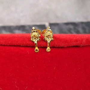 Beautiful New Gold Earstuds