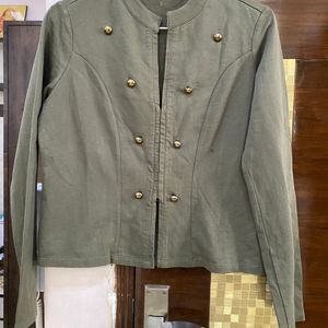 Olive green jacket/top. 🫒