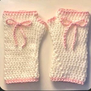 Pink & White Fingerless Gloves: Cozy & Cute!