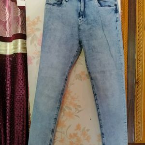 Women Slim Fit Mid Rise Light Blue Jeans