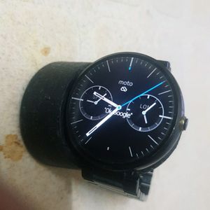 moto 360 first model perfectly working without flws..