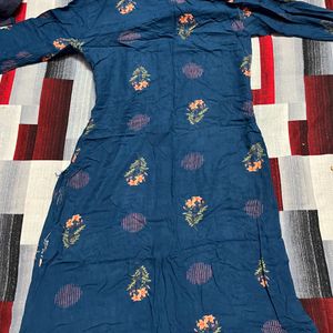 Blue Kurta With Flower Print On It For Women