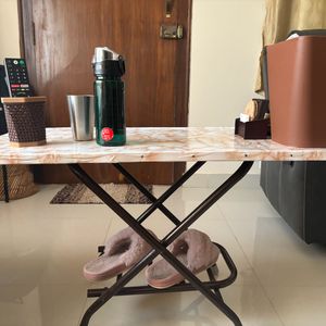 Foldable coffee table