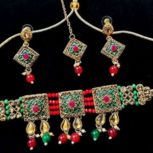 NECKLACE WITH MANGTIKA AND EARRINGS