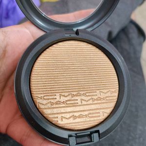 M.A.C Highlighter In Shade Oh, Darling