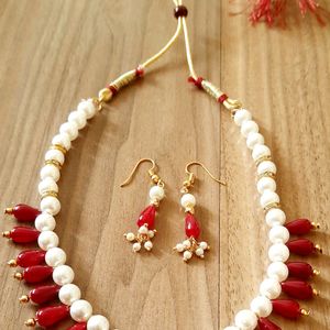 Beautiful pearl and meron drop beds set.just now I make this two jewellery sets.very good quality metirial  👌 👍 ❤