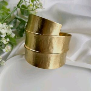 Golden Wave Hand Cuff