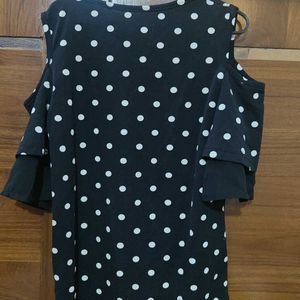 💥🌼 Lovely Dotted Black Top Size 32