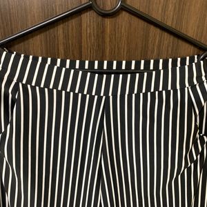 Black stripes pant with pockets on both sides..