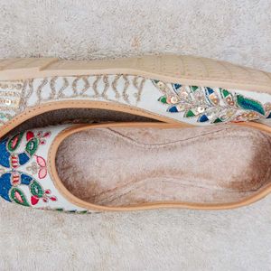 EMBROIDERY DESIGN PUNJABI JUTTIS