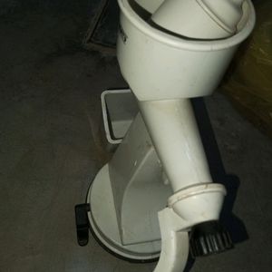 Manual Juicer, In Good Condition