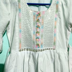 Women White Short Kurta/Tops