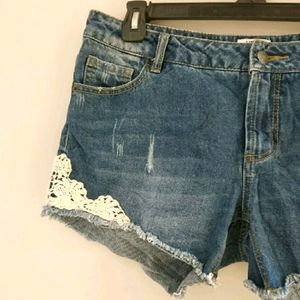 Veromoda Beautiful Short With Lace Detailing