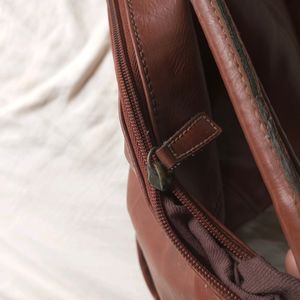 BROWN HAND BAG.