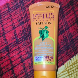 LOTUS HERBALS SAFE SUN DAILY SPF 40 +++SUNSCREEN