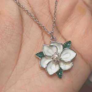 Aesthetic White Flower Necklace