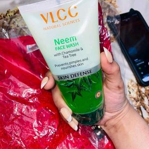 VLCC NEEM WITH CHAMOMILE AND TEA TREE FACEWASH