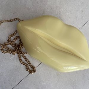 lip shape sling purse