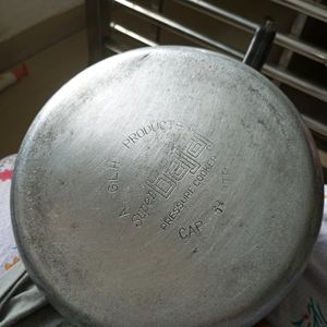 Bajaj 6.5 Litre Cooker In Fully Working Condition