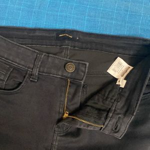 Knee Length Black Pant With Streachble Waistline