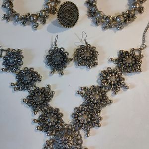 Black Metal Necklace Set