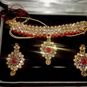 A Jewellery Set