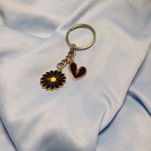 Aesthetic Daisy Black Keychain  🖤 ✨️