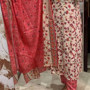 Kurta Pant Dupatta Set.