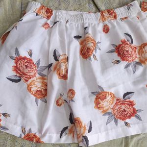 Lovely Yellow 🟡 Flower Shorts  With Styles White