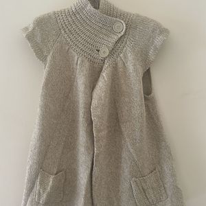 Beautiful Woolen Sweater With Collar Buttons