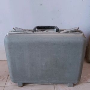 Suitcase (Safari)