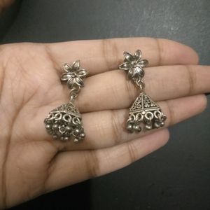 Set Of 4- 3 Jhumka 1 MaangTika